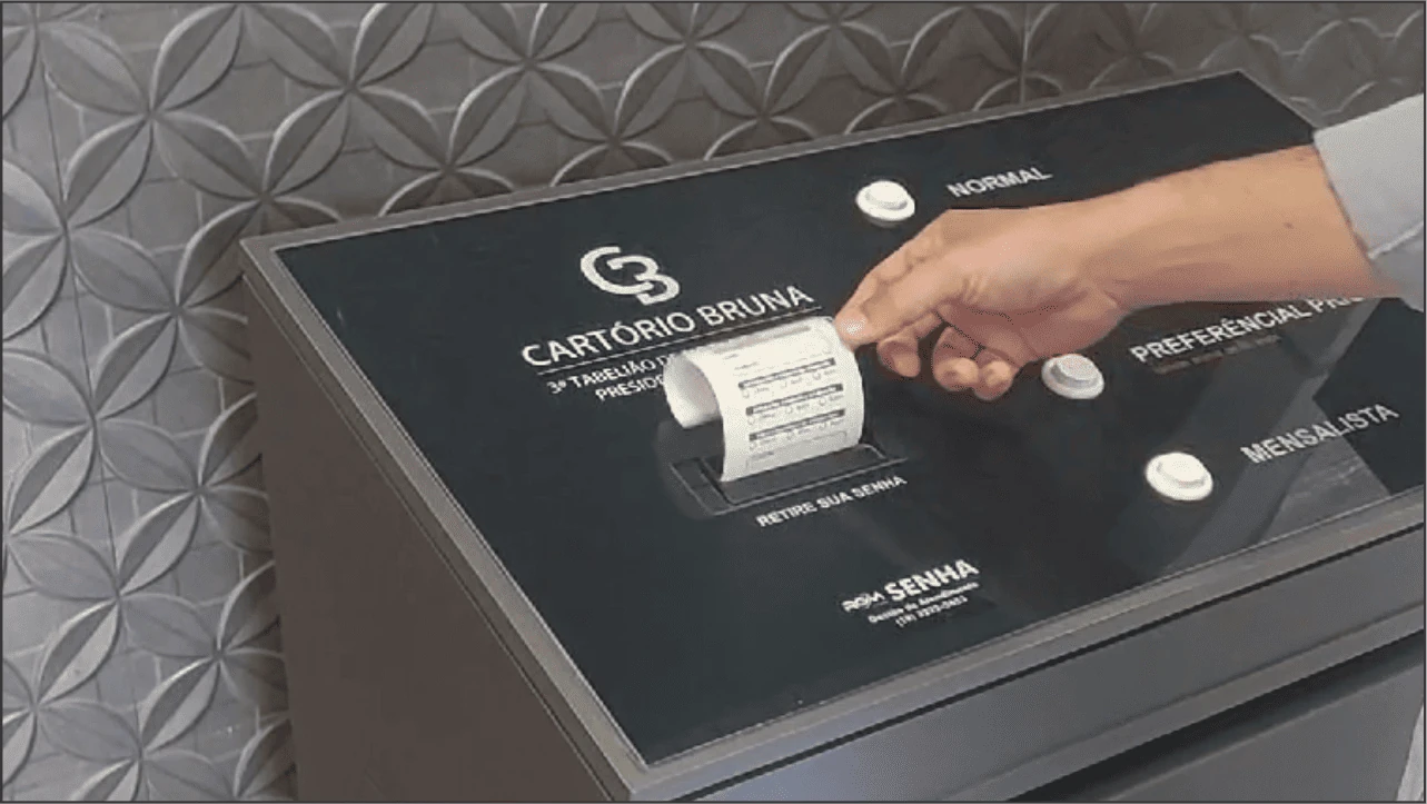 Móvel de geração de senhas emitindo uma senha no Cartório Bruna