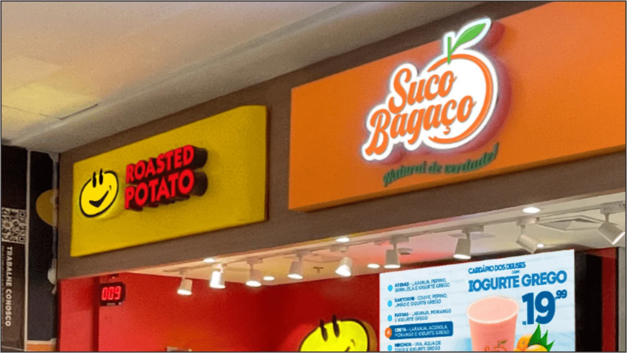 Fachada de um comércio com Roasted Potato e Suco Bagaço