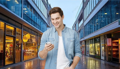 Homem olhando para o celular sorrindo