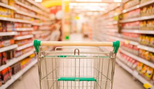 Carrinho de compras em corredor de supermercado