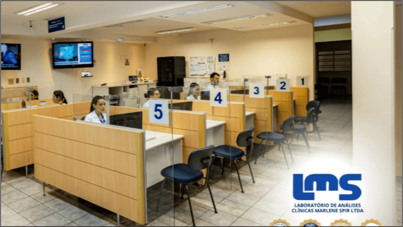Interior do Laboratório de Análises Clínicas Marlene Spir com guichês livres