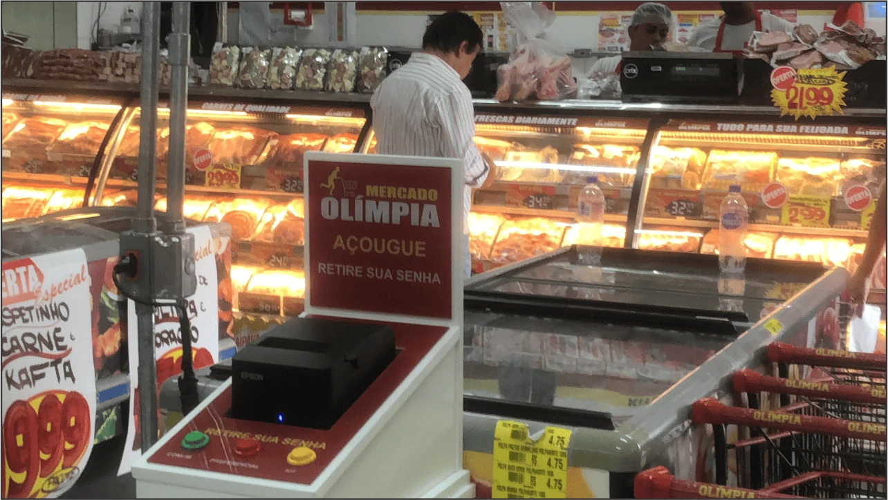 Açougue com móvel de geração de senhas